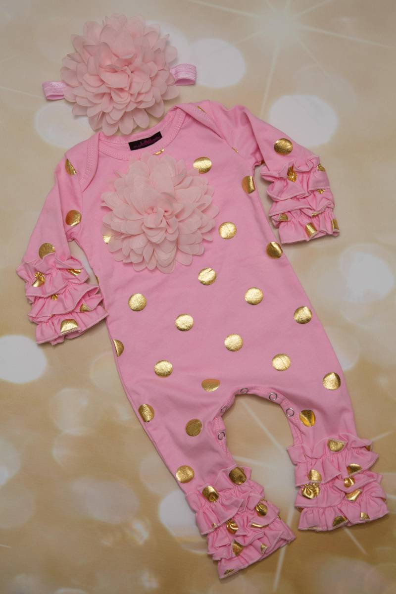 Rosa Und Gold Rüschen Säugling Layette Baumwolle Baby Strampler Mit Großen Chiffon Auf Der Brust Passenden Stirnband von MyLolliflopsLLC
