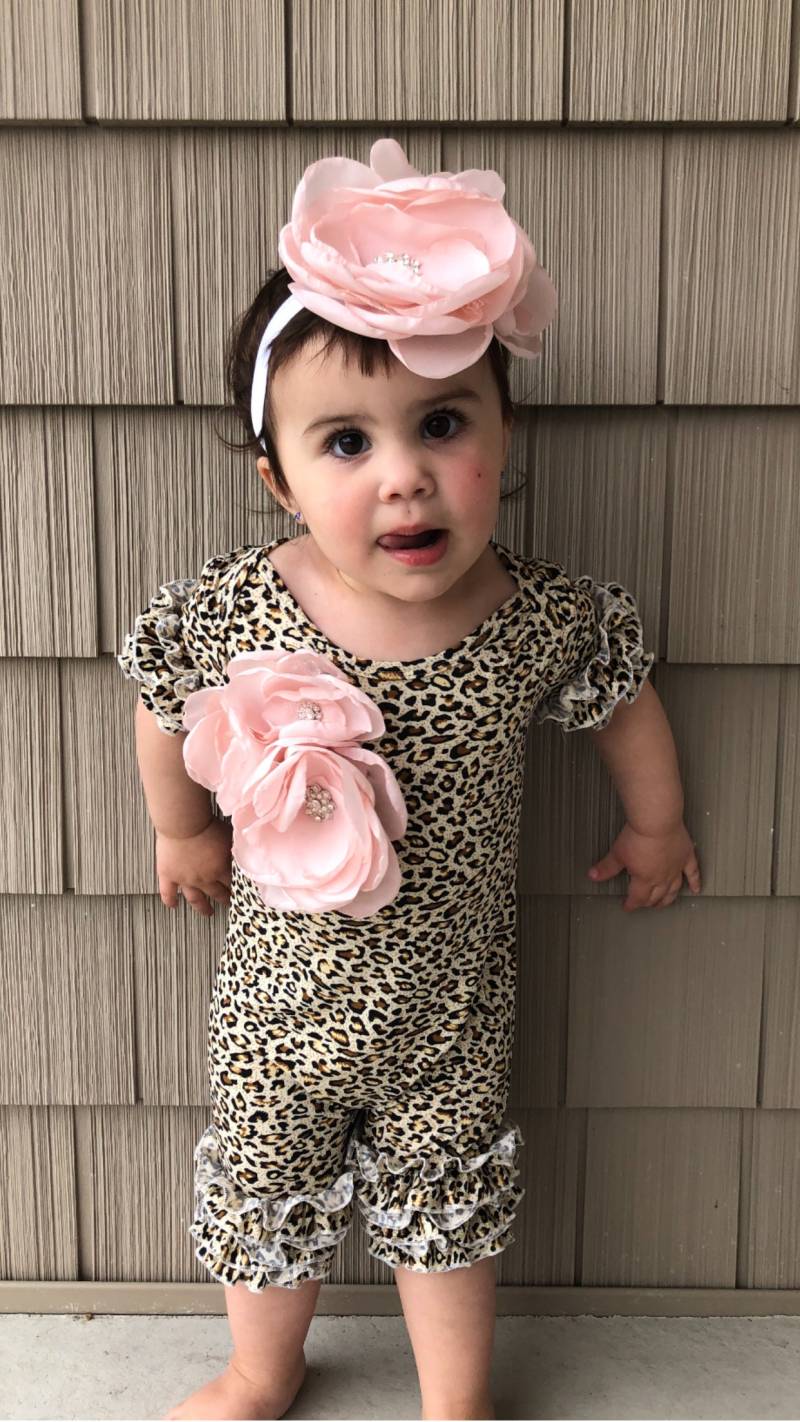Rüschen Leopard Baby Mädchen Romper Kurzarm Säugling Einteiler Strampler Mit Großer Blume von MyLolliflopsLLC