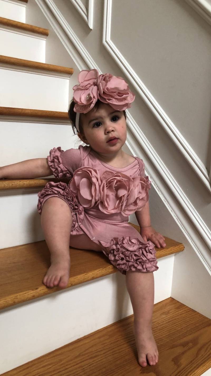 Rüschen Mauve Baby Mädchen Romper Kurzarm Säugling Einteiliger Strampler Mit Chiffon Blumen von MyLolliflopsLLC