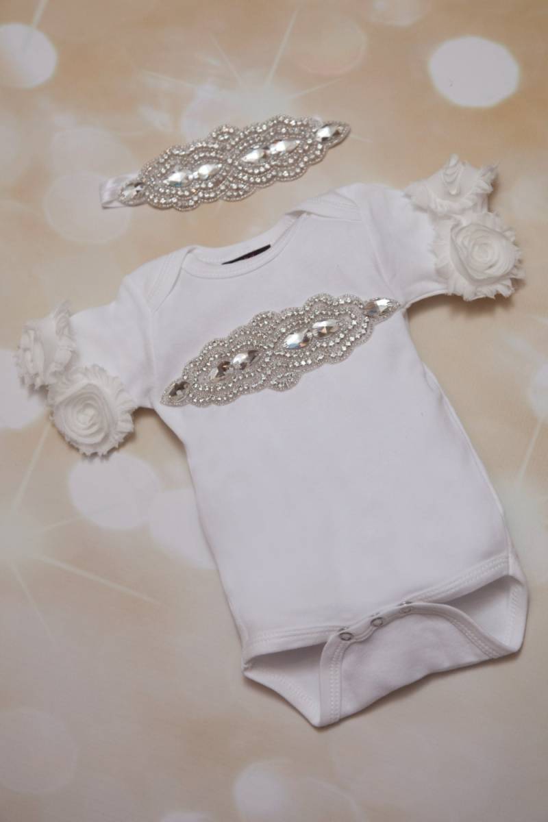 Säugling Baby Mädchen Babyausstattung Weiß Baumwolle Einteiler Mit Großen Strass Applikationen von MyLolliflopsLLC