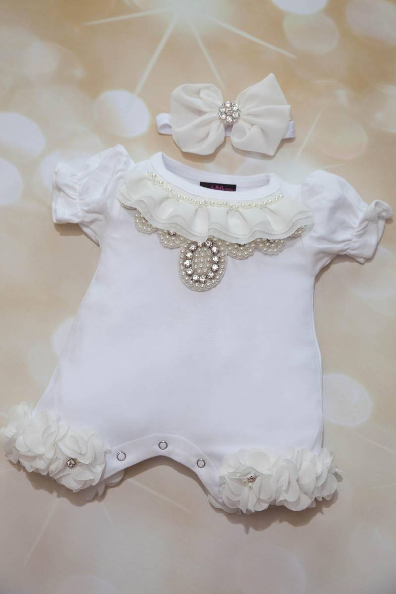 Säugling Babyausstattung Weißer Baumwolle Bubble Strampler Mit Chiffon Und Perlenkragen von MyLolliflopsLLC