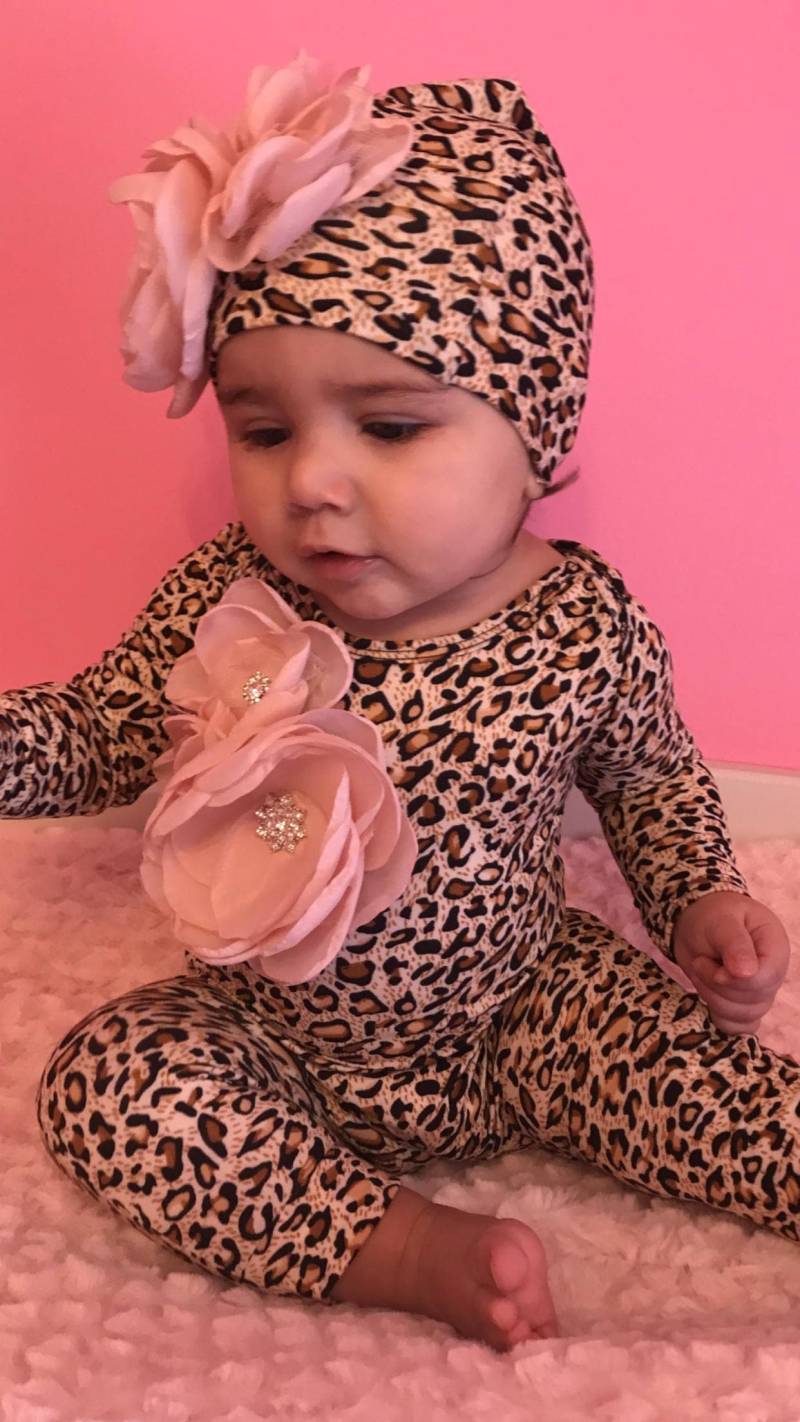 Säugling Leopard Layette Baumwolle Baby Strampler Mit Großer Blume Auf Der Brust Und Passenden Hut von MyLolliflopsLLC