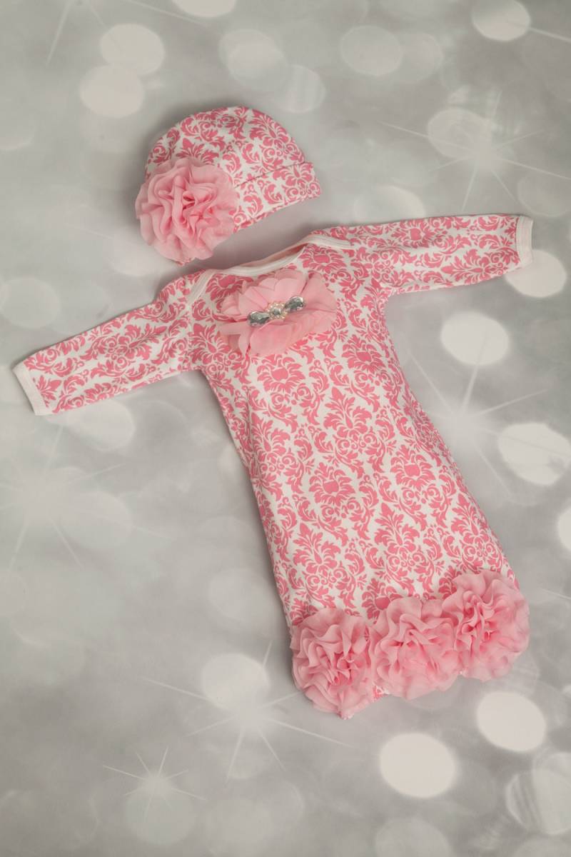 Säugling Rosa Damast Layette Baby Baumwolle Kleid Mit Rosa Chiffon Blumen Und Strass von MyLolliflopsLLC