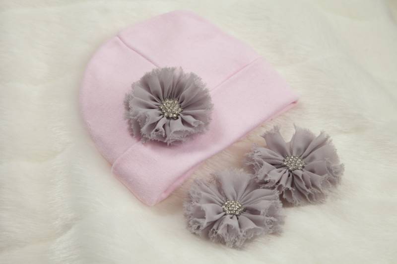 Säugling Rosa Hut Und Barfuß Sandalen Set Mit Chiffon Blumen von MyLolliflopsLLC