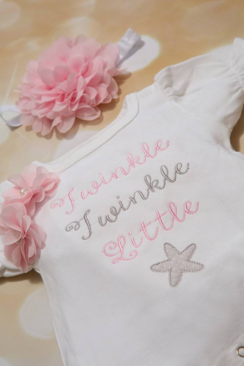 Twinkle Littel Star White Baby Girl Bubble Strampler Set Bestickt Säugling Einteiler Mit Passendem Stirnband von MyLolliflopsLLC