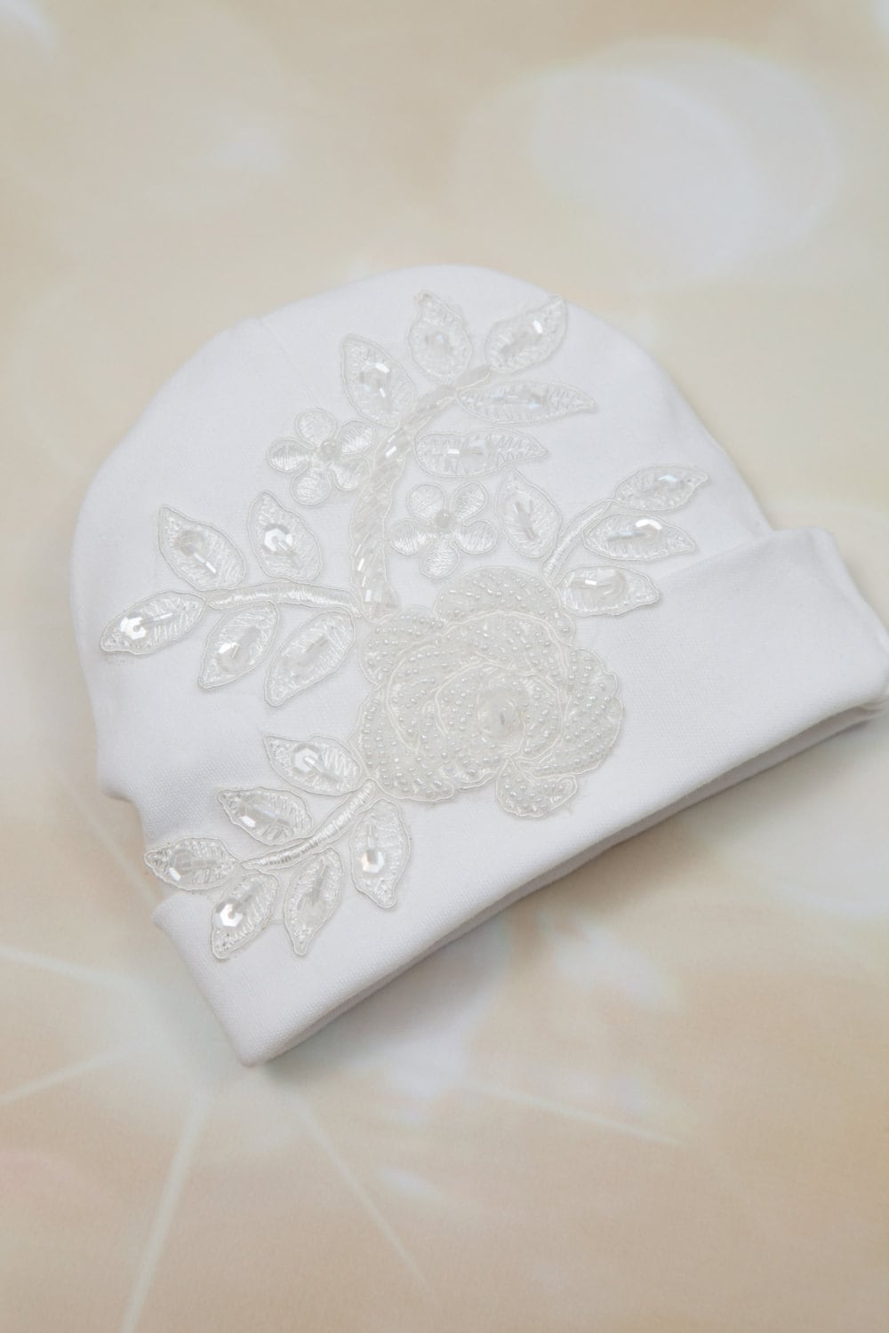 Weiße Mütze Mit Vintage Spitze Und Muster von MyLolliflopsLLC