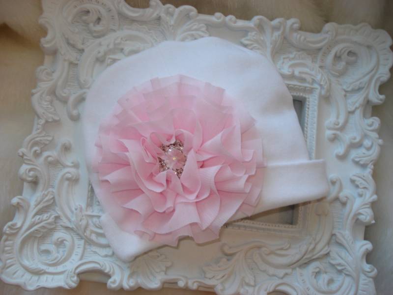 Weiße Säugling Baby Mädchen Beanie Mütze Mit Chiffon Blume Und Strass von MyLolliflopsLLC
