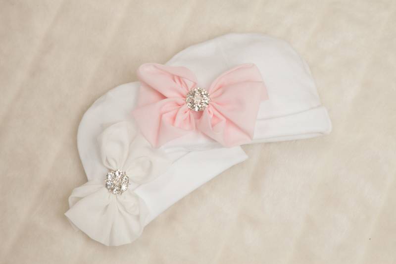 Weiße Säugling Baby Mädchen Beanie Mütze Mit Chiffon Schleife Und Strass von MyLolliflopsLLC