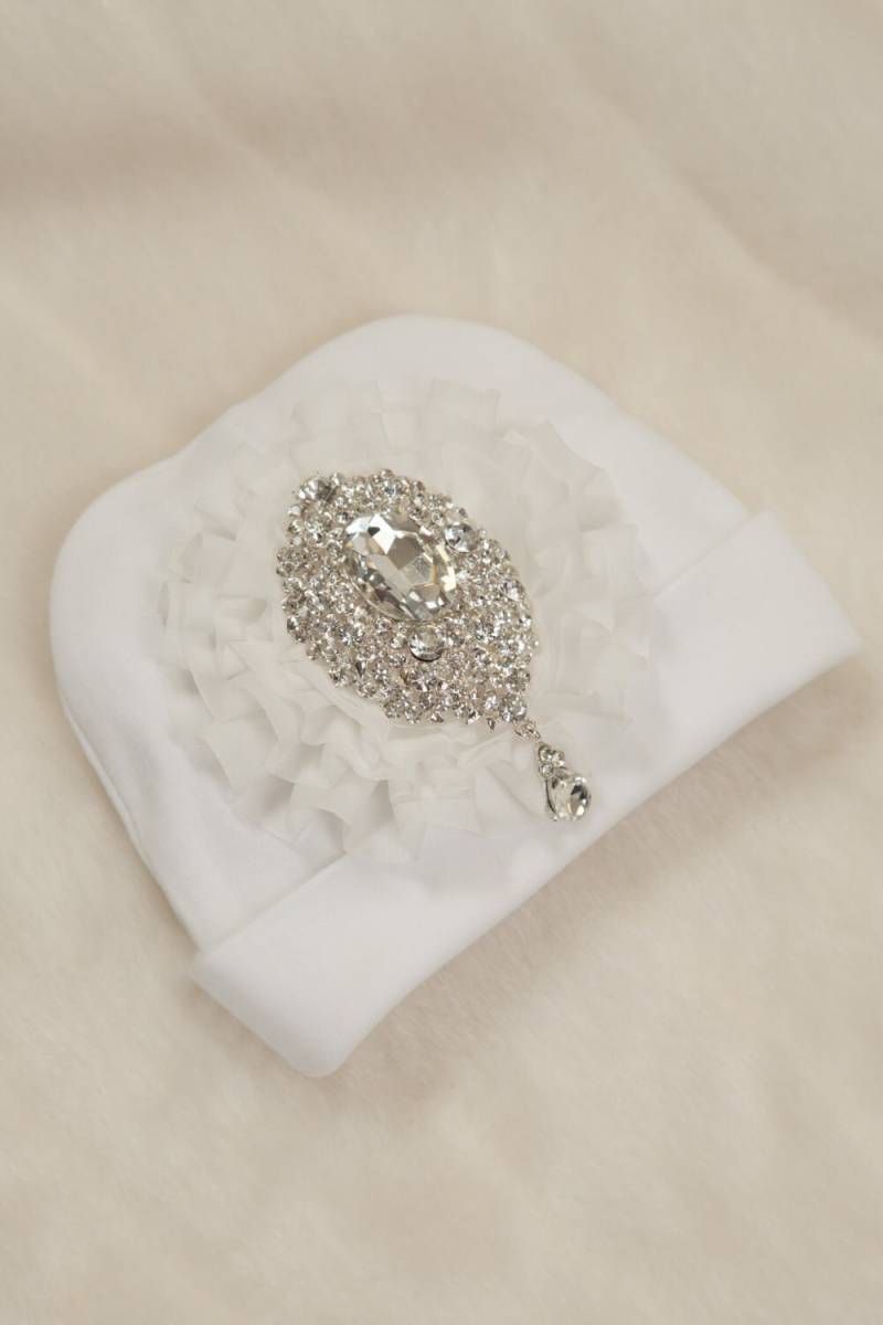 Weiße Säugling Baby Mädchen Beanie Mütze Mit Off White Chiffon Und Großen Strass Medaillon von MyLolliflopsLLC