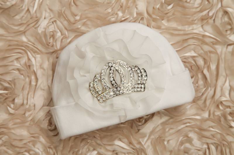 Weißer Säugling Baby Mädchen Beanie Mütze Mit Chiffon Und Großer Strass Krone von MyLolliflopsLLC