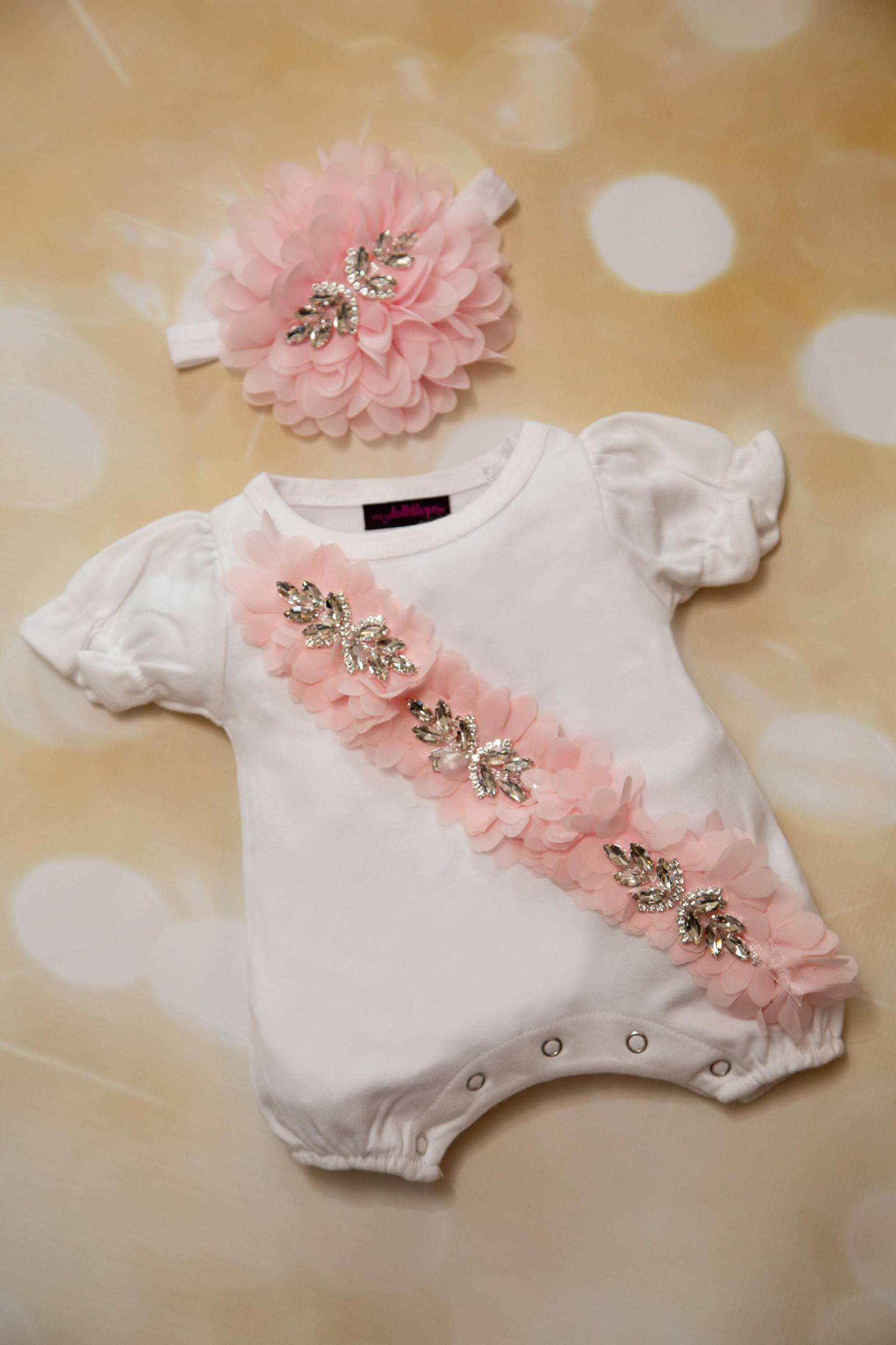 Weißer Strampler Mit Strasssteinen Und Flauschigem Chiffon Passendem Haarband Weißer Strampler Mit Strasssteinen Und Flauschigem Chiffon Passendem Haarband von MyLolliflopsLLC