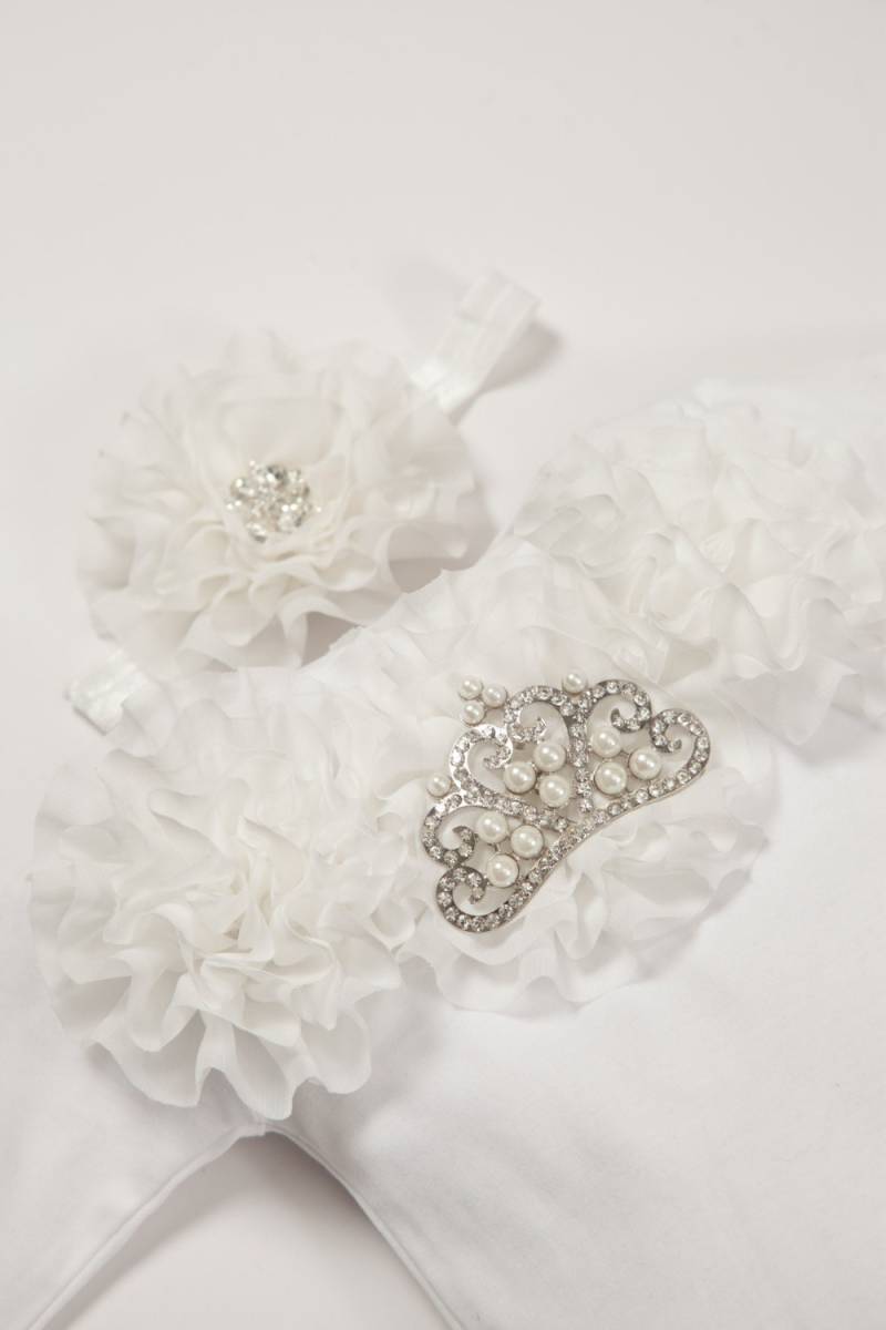 Weißes Baumwollbabykleid Mit Chiffonblumen Und Großer Strass - Perlenkrone von MyLolliflopsLLC