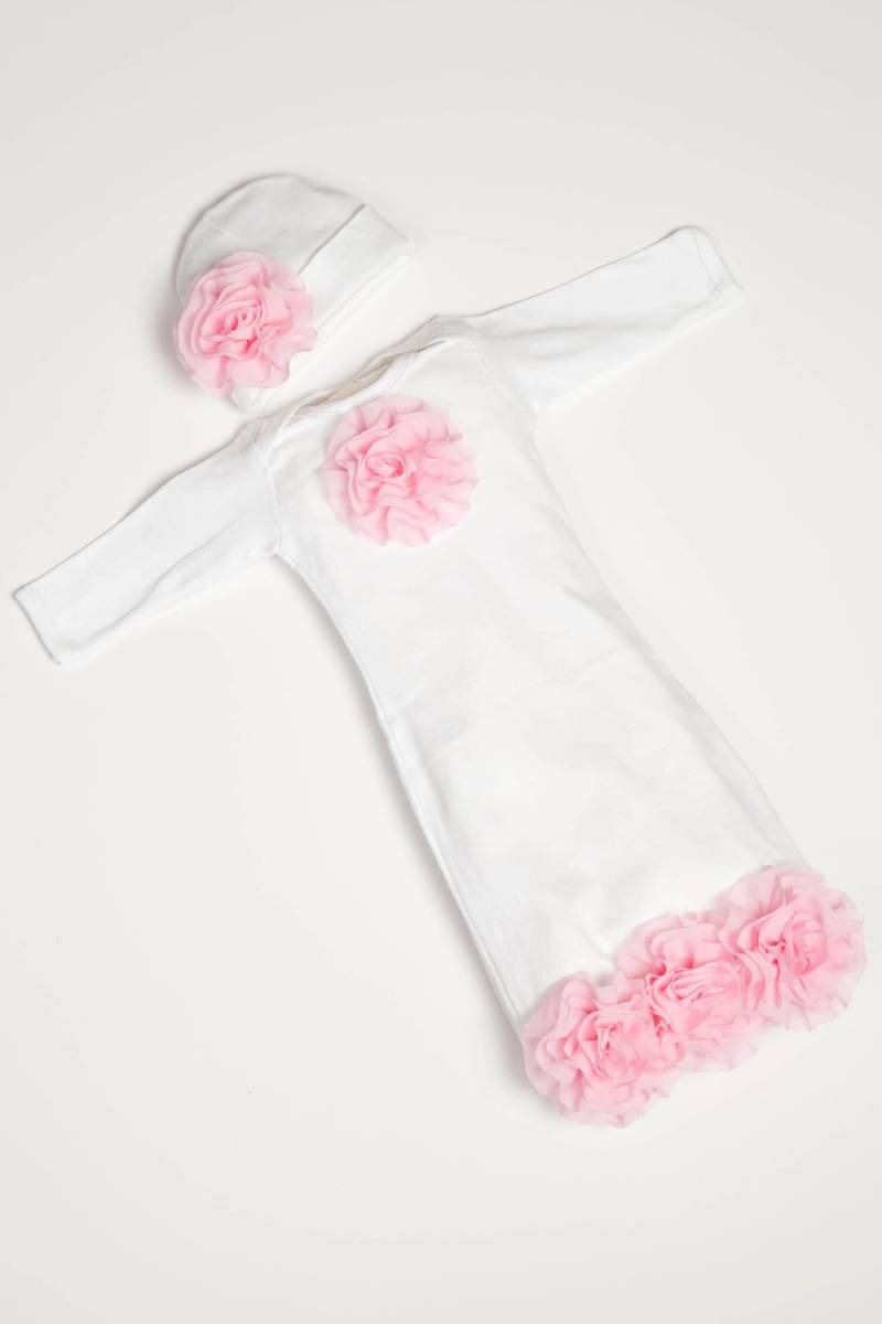Weißes Säuglings-Babyausstattungs-Baumwoll-Babykleid Mit Hellrosa Chiffon-Blumen von MyLolliflopsLLC