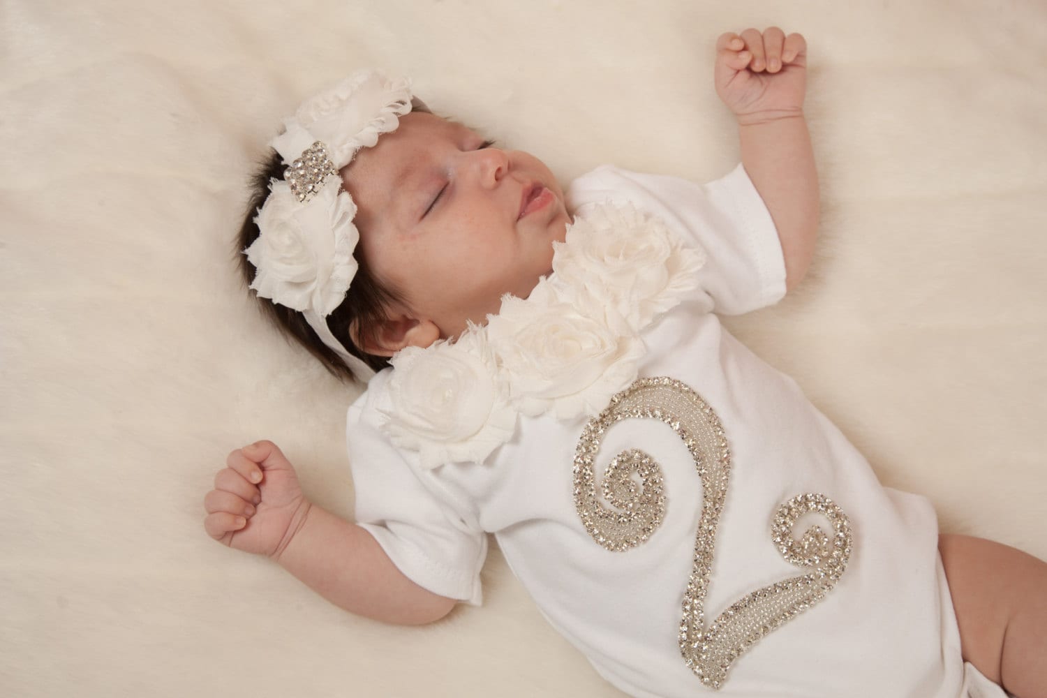 Zwei Monate Altes Säuglings-Baby-Mädchen-Einteiler-Weiß-Kurzarm-Set Mit Chiffon Und Strasssteinen von MyLolliflopsLLC