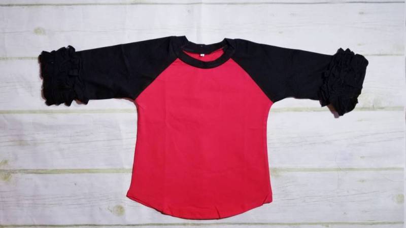 Mädchen Icing Ruffle Raglan Shirt-Roter Body Mit Schwarzen Ärmeln Monogramable Shirt von MyLoveBugsDesigns