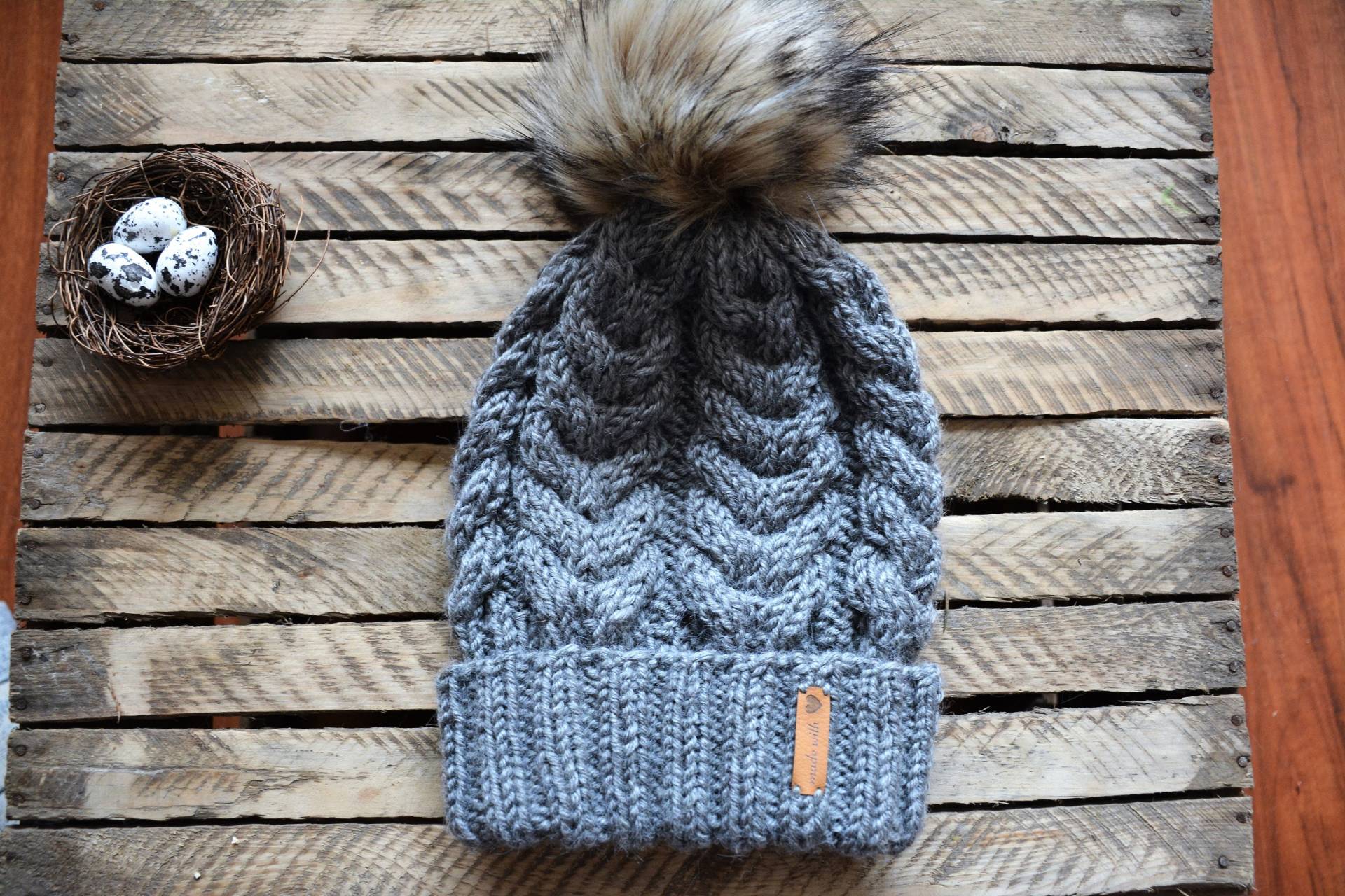 Handgestrickte Mütze Mit Zopfmuster Aus Grauer Alpaka-Wolle Kunstpelz-Bommel Handgestrickte Mütze Mit Zopfmuster Aus Grauer Alpaka-Wolle Kunstpelz-Bommel von MyLoveKnit