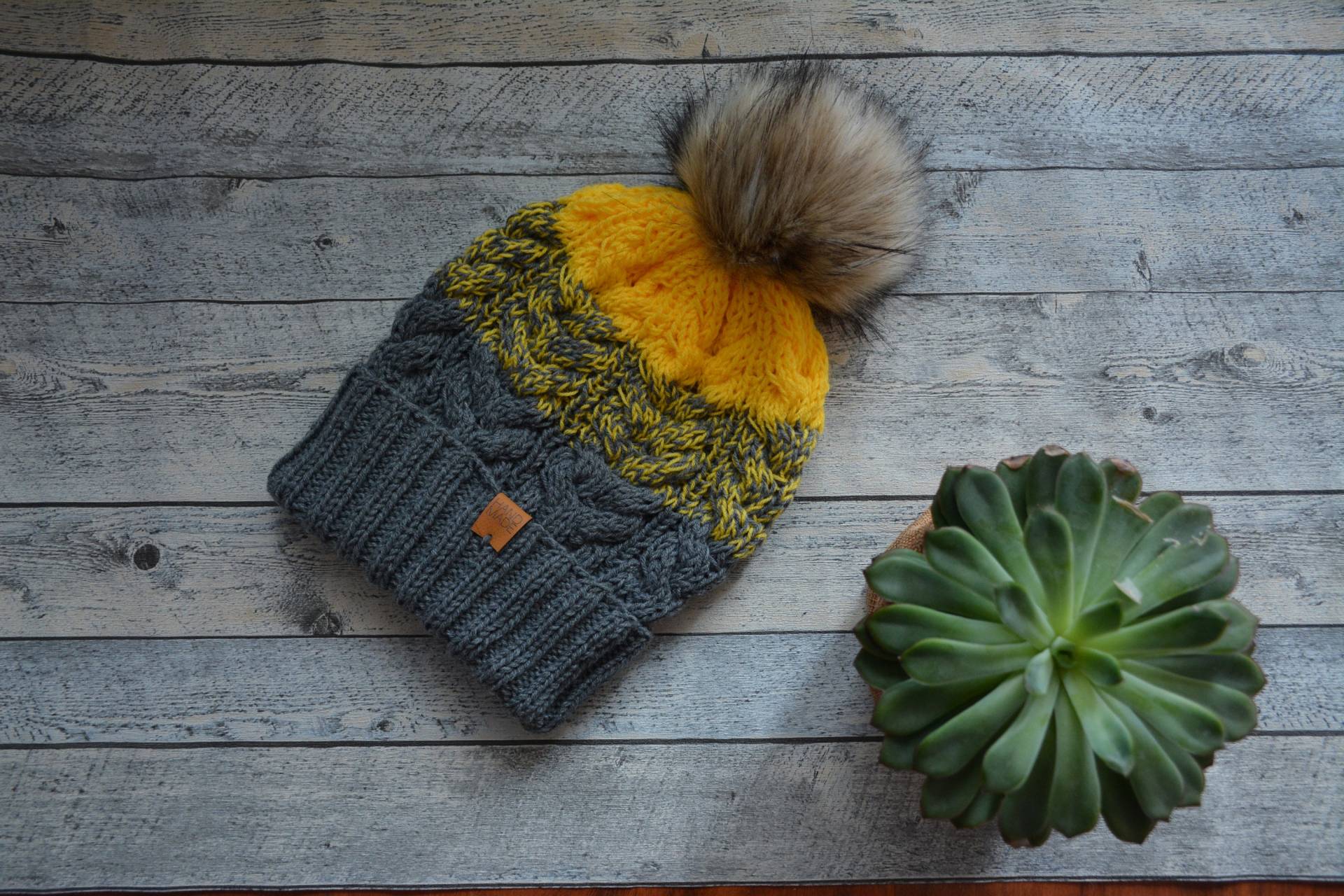 Handgestrickte Mütze Mit Zopfmuster Grau & Gelb Kunstpelz Pom Handgestrickte Mütze Mit Zopfmuster Grau & Gelb Kunstpelz Pom von MyLoveKnit