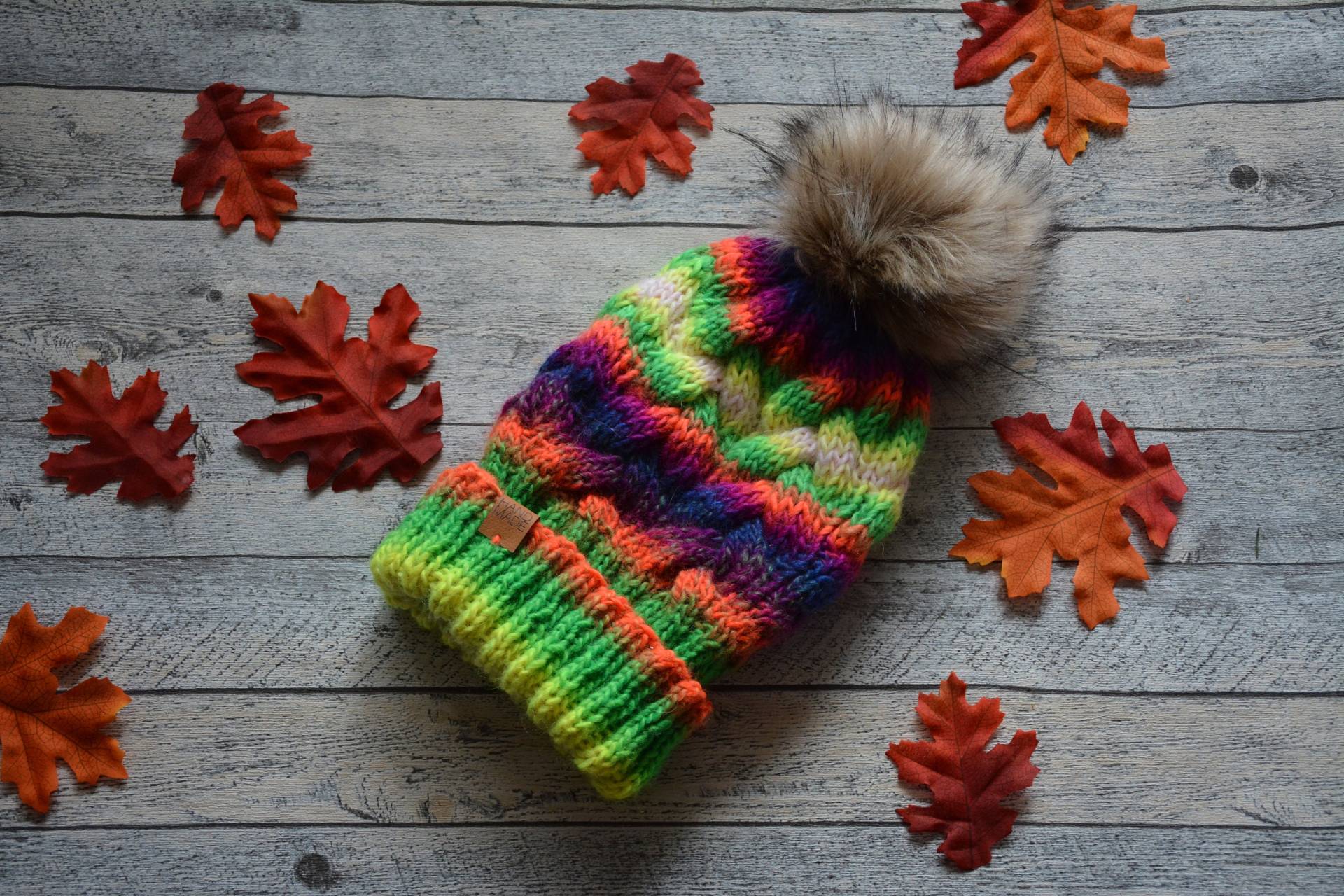 Handgestrickte Mütze Mit Zopfmuster Mehrfarbige Wollmütze Kunstfellbommel Handgestrickte Mütze Mit Zopfmuster Mehrfarbige Wollmütze Kunstfellbommel von MyLoveKnit