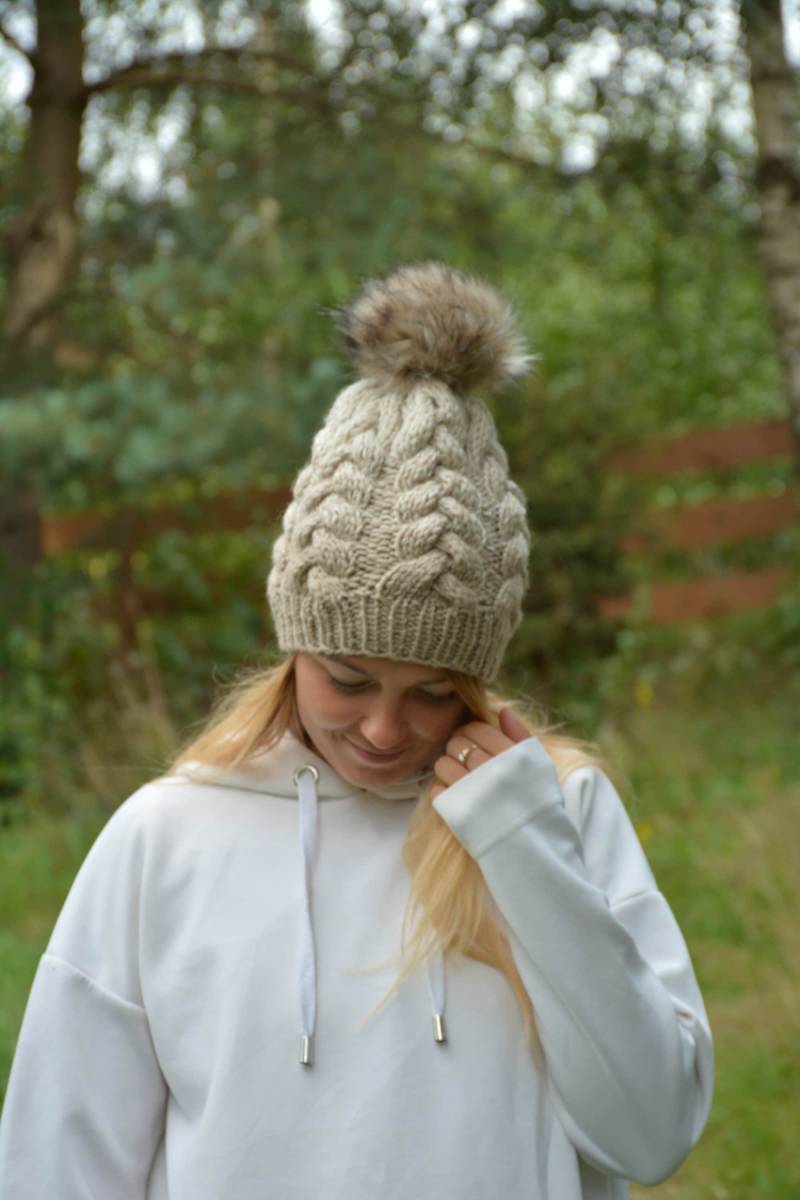 Kabel Hand Gestrickte Hut Winter Stricken Mütze Kunstpelz Mit Pom Beige Damen von MyLoveKnit