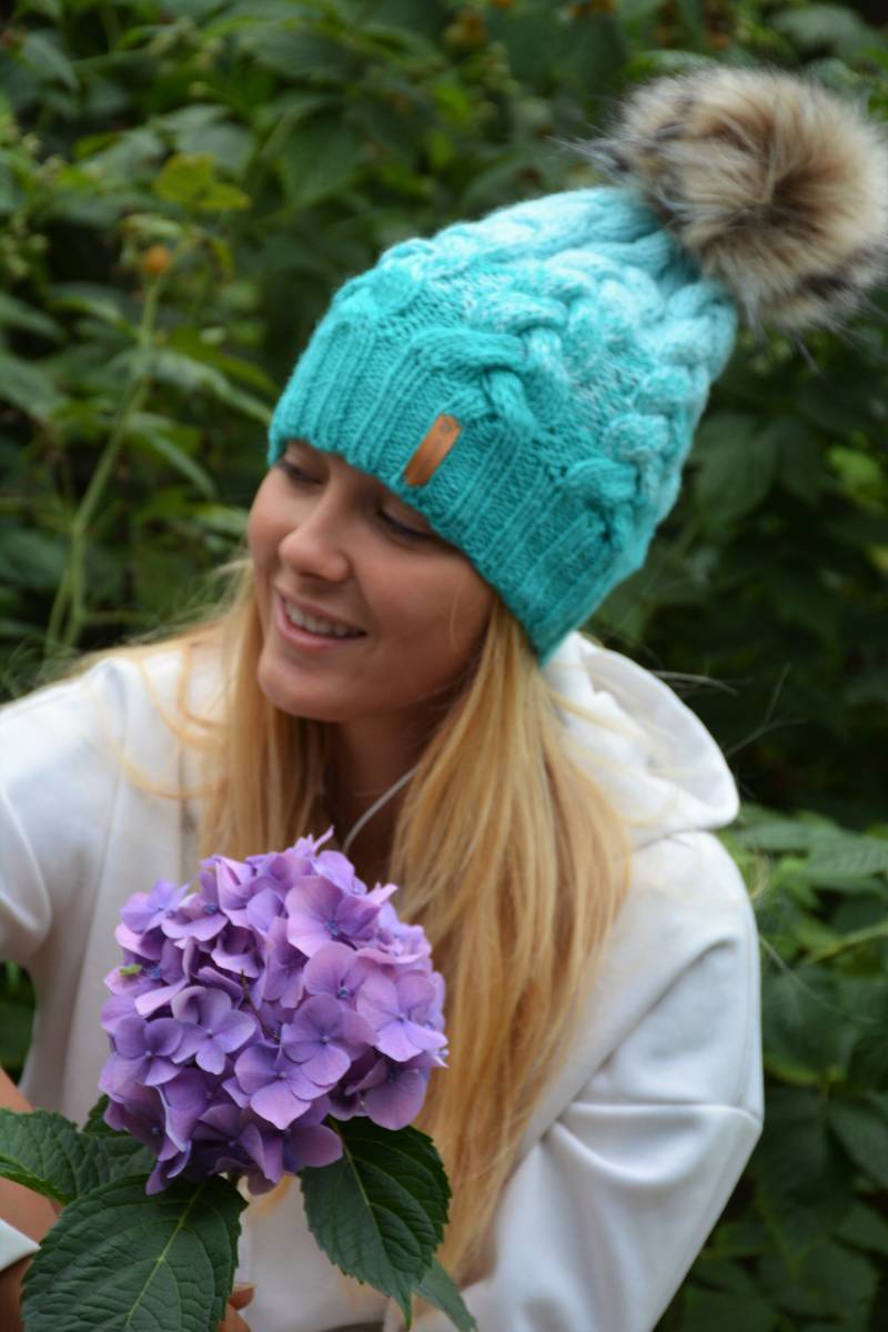 Kabel Mütze Hand Gestrickte Winter Beanie Kunstpelz Mit Pom Grüne Minze Damen Hut Kabel Mütze Hand Gestrickte Winter Beanie Kunstpelz Mit Pom Grüne Minze Damen Hut von MyLoveKnit