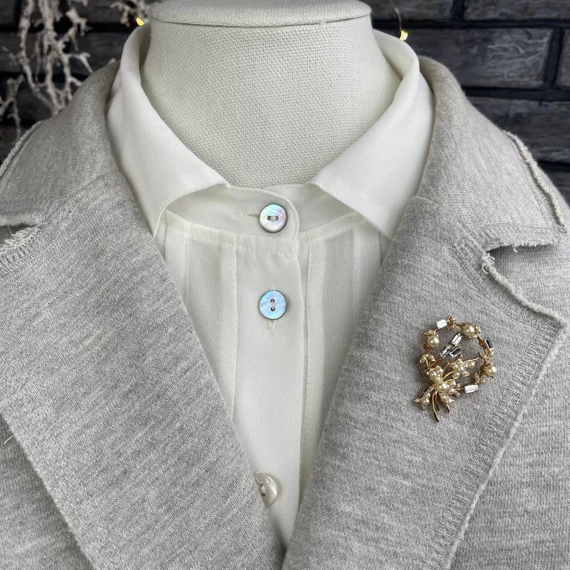 Wunderschöne Goldfarbene Vintage Brosche Mit Straßsteinen Und Kunstperlen von MyLuckyBead