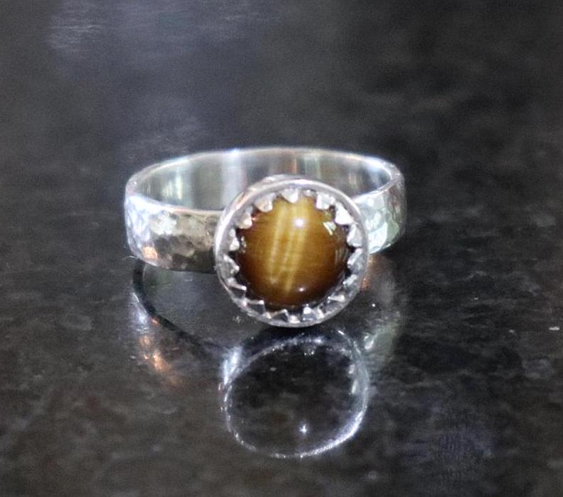 Tigerauge Sterling Silber Ring Gehämmert Breite Band Tigerauge Sterling Silber Ring Gehämmert Breite Band von MyLunaJewel