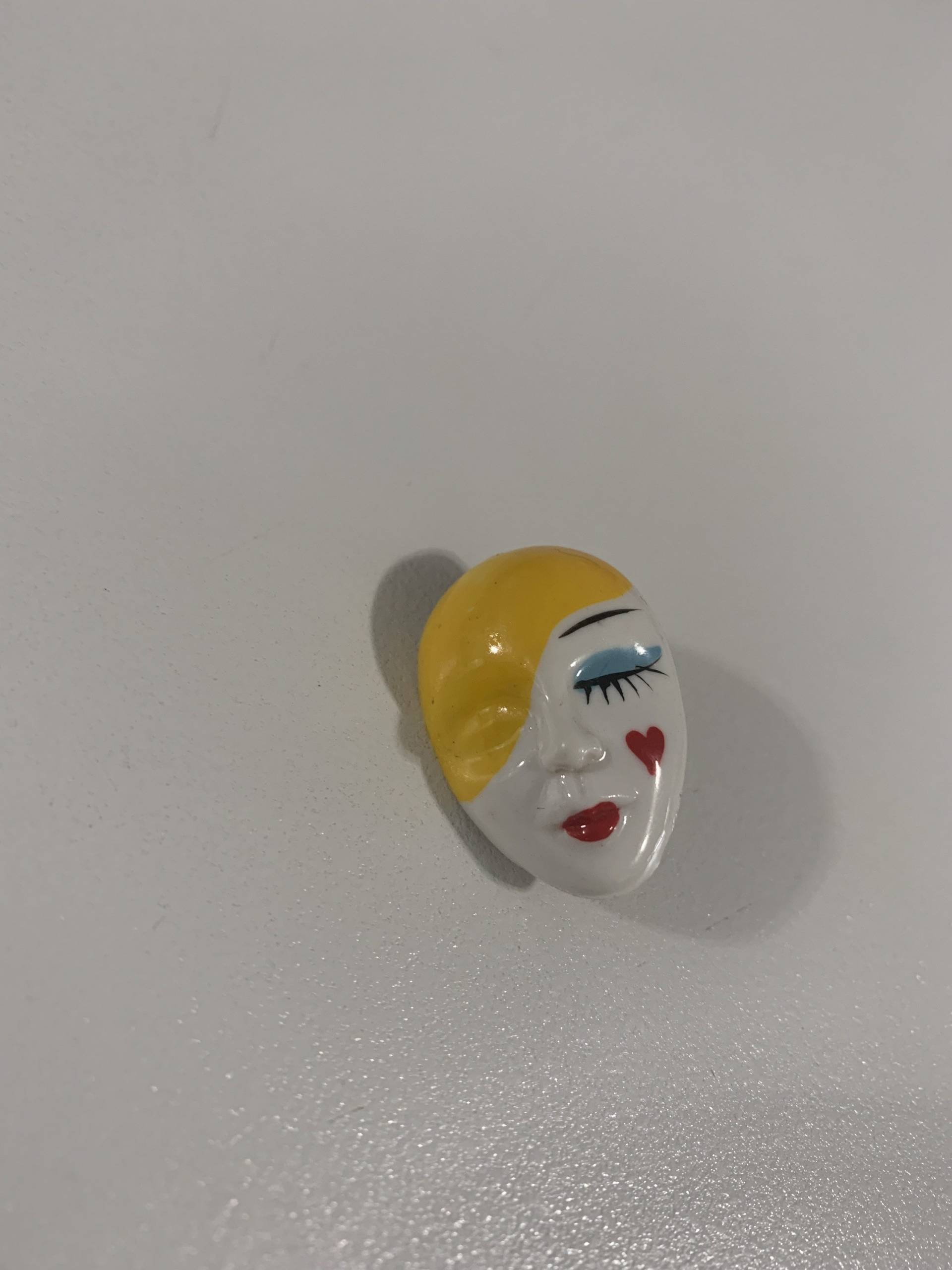 Vintage 80-90Er Jahre Kunststoff Bunt Mime Gesicht Brosche Vintage 80-90Er Jahre Kunststoff Bunt Mime Gesicht Brosche von MyM0MoVintage
