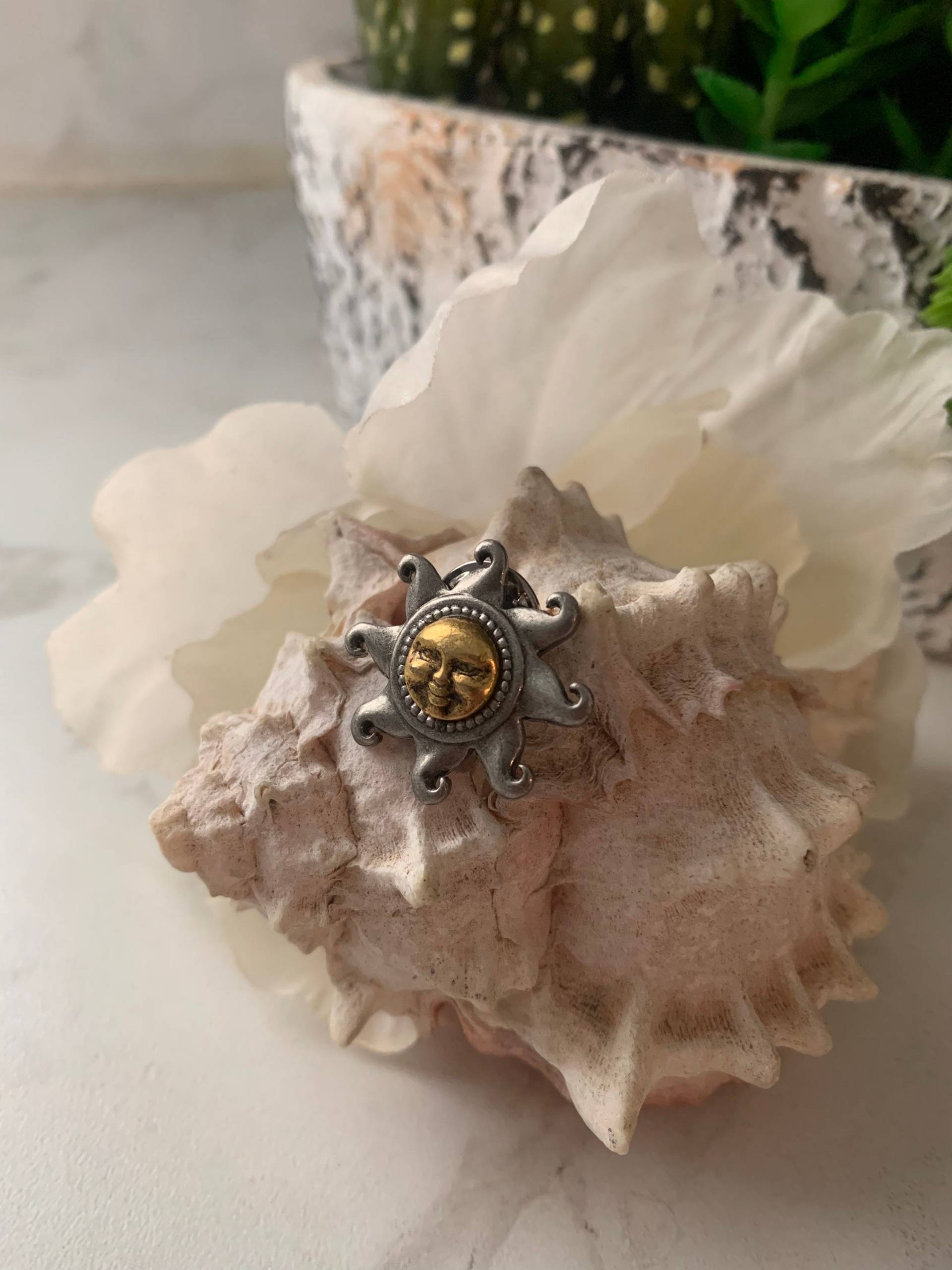 Vintage Jj Jonnette Sonnenförmige Brosche, Signierte Silberton Sonnengesicht Brosche/Pin Vintage Jj Jonnette Sonnenförmige Brosche, Signierte Silberton Sonnengesicht Brosche/Pin von MyM0MoVintage