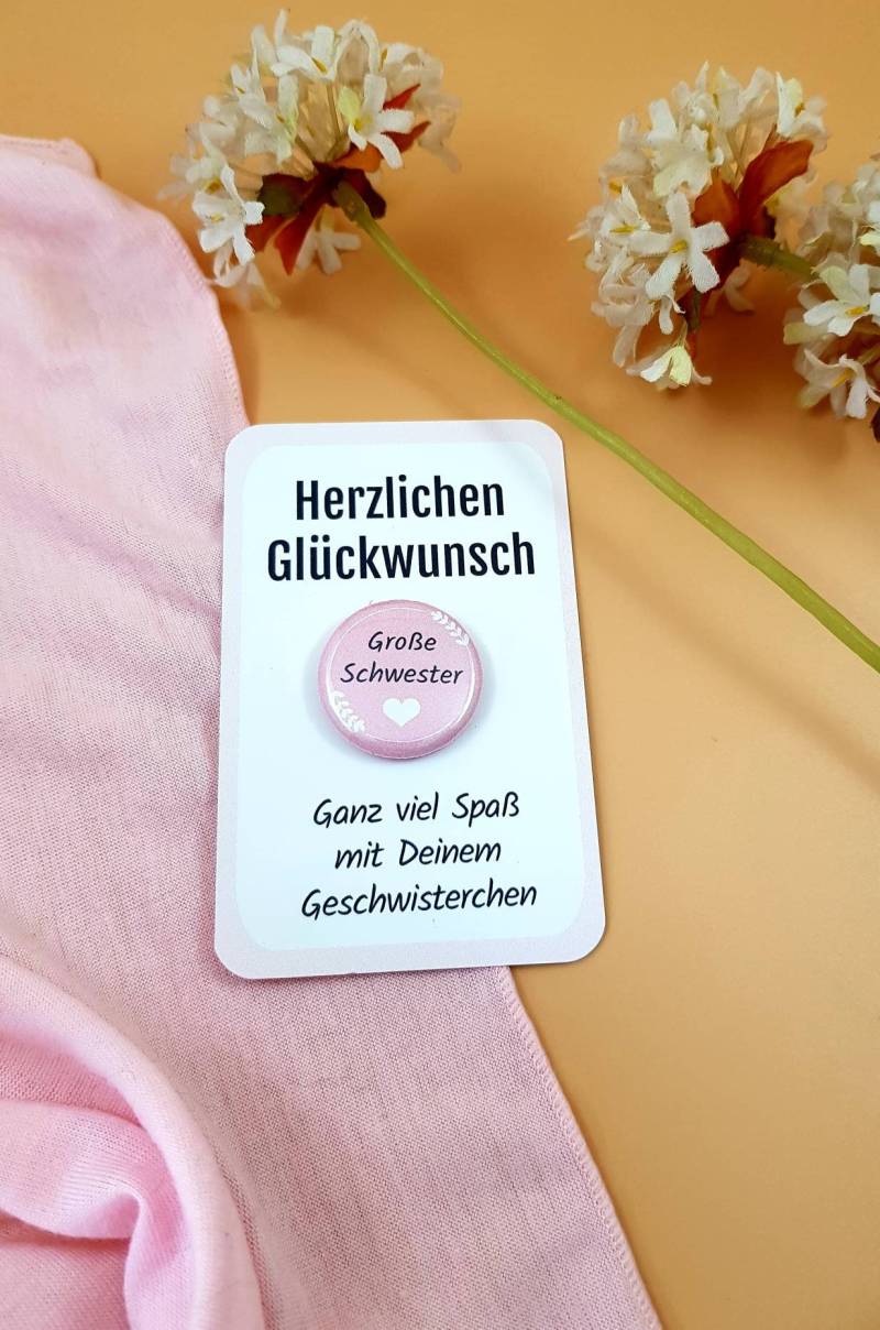 Große Schwester Anstecker Geschenk 2025 Geschwister Geburt Button Baby Ankündigung von MyMaisieFabrik