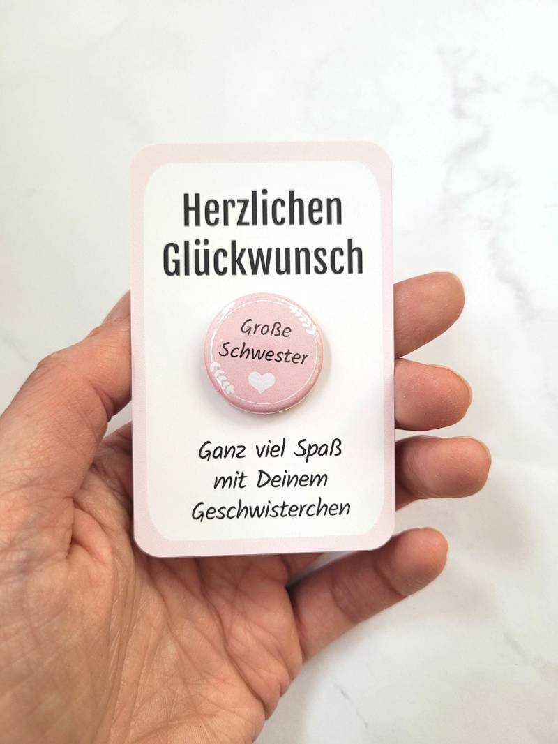 Große Schwester Button Geschenk 2025 Geschwister Geburt Anstecker Baby Ankündigung von MyMaisieFabrik