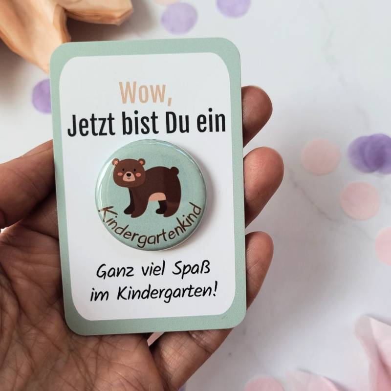 Kindergartenkind Button Bär Ohne Nadel Geschenk 2025 Geschenkidee Anstecker Kitakind Junge von MyMaisieFabrik