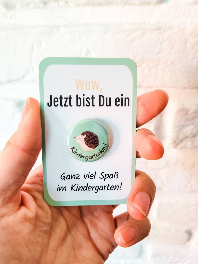 Kindergartenkind Geschenk - Button "Igel" Mit Süßem Kärtchen Ohne Nadel Für Perfekten Kindergartenstart Kita & Krippe Kinder von MyMaisieFabrik
