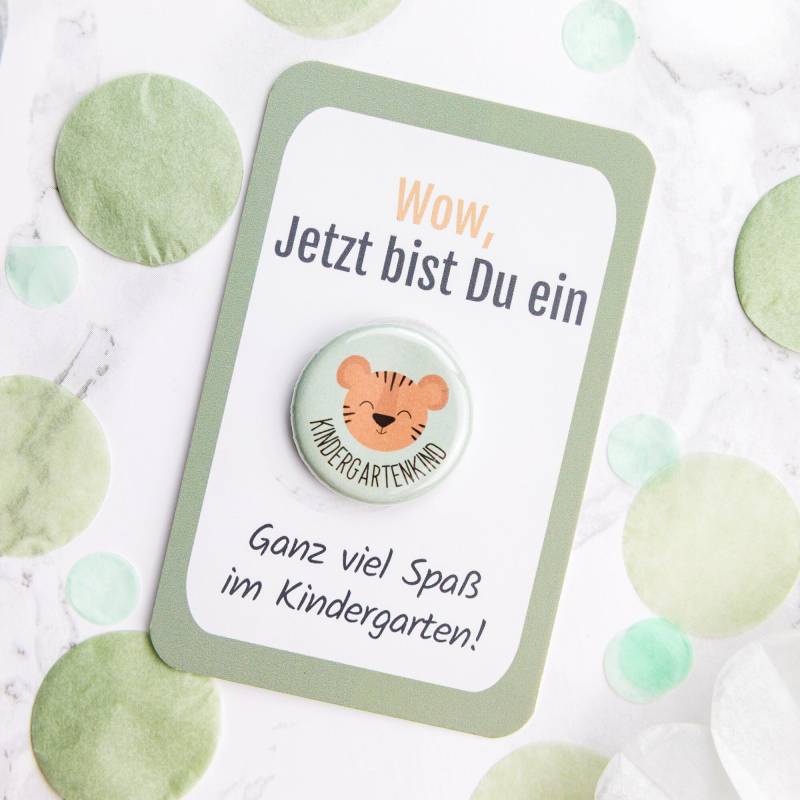 Kindergartenkind Geschenk - Button "Tiger" Mit Süßem Kärtchen Ohne Nadel Für Perfekten Kindergartenstart Kita & Krippe Kinder von MyMaisieFabrik