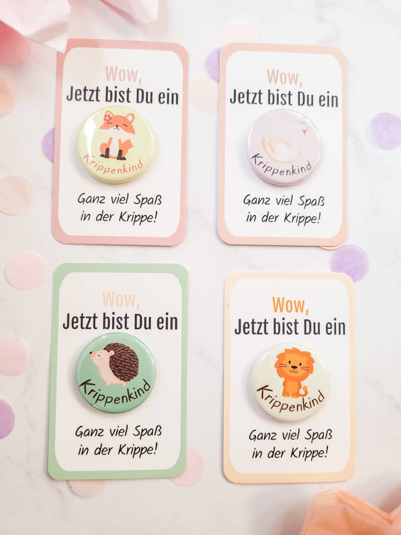 Krippenkind Anstecker 2025 Erster Tag Kita Geschenk Idee Button Ohne Nadel Krippe Krippenstart Kindergartenstart von MyMaisieFabrik