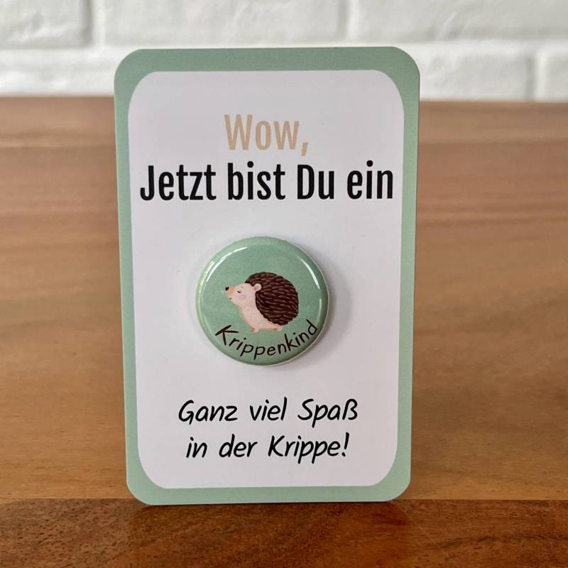 Krippenkind Geschenk Button "Igel" Ohne Nadel Mit Süßem Kärtchen Für Stolze Kita Kinder - Den Perfekten Kindergartenstart von MyMaisieFabrik