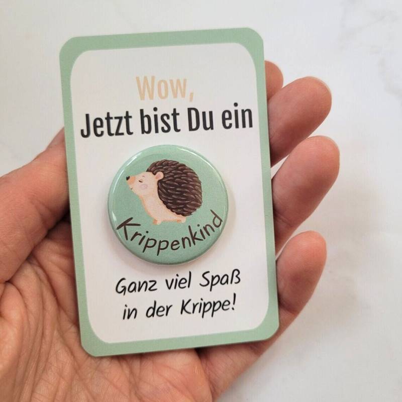 Krippenstart Geschenk Krippenkind Button Geschenkidee Aufmerksamkeit Kindergartenstart Krippe Anstecker Ohne Nadel von MyMaisieFabrik