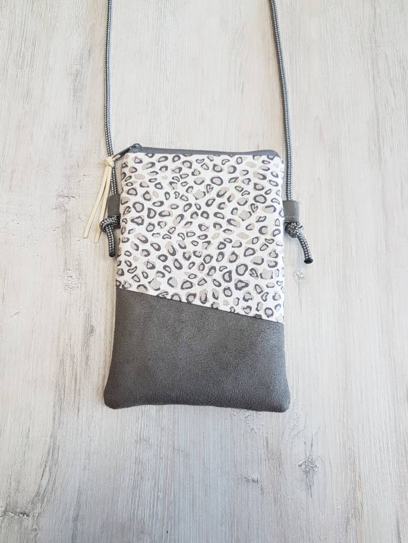 Handytasche/Zum Umhängen Crossbody Umhängetasche Baumwolle Kunstleder Leo Animalprint Grau von MyMarelle