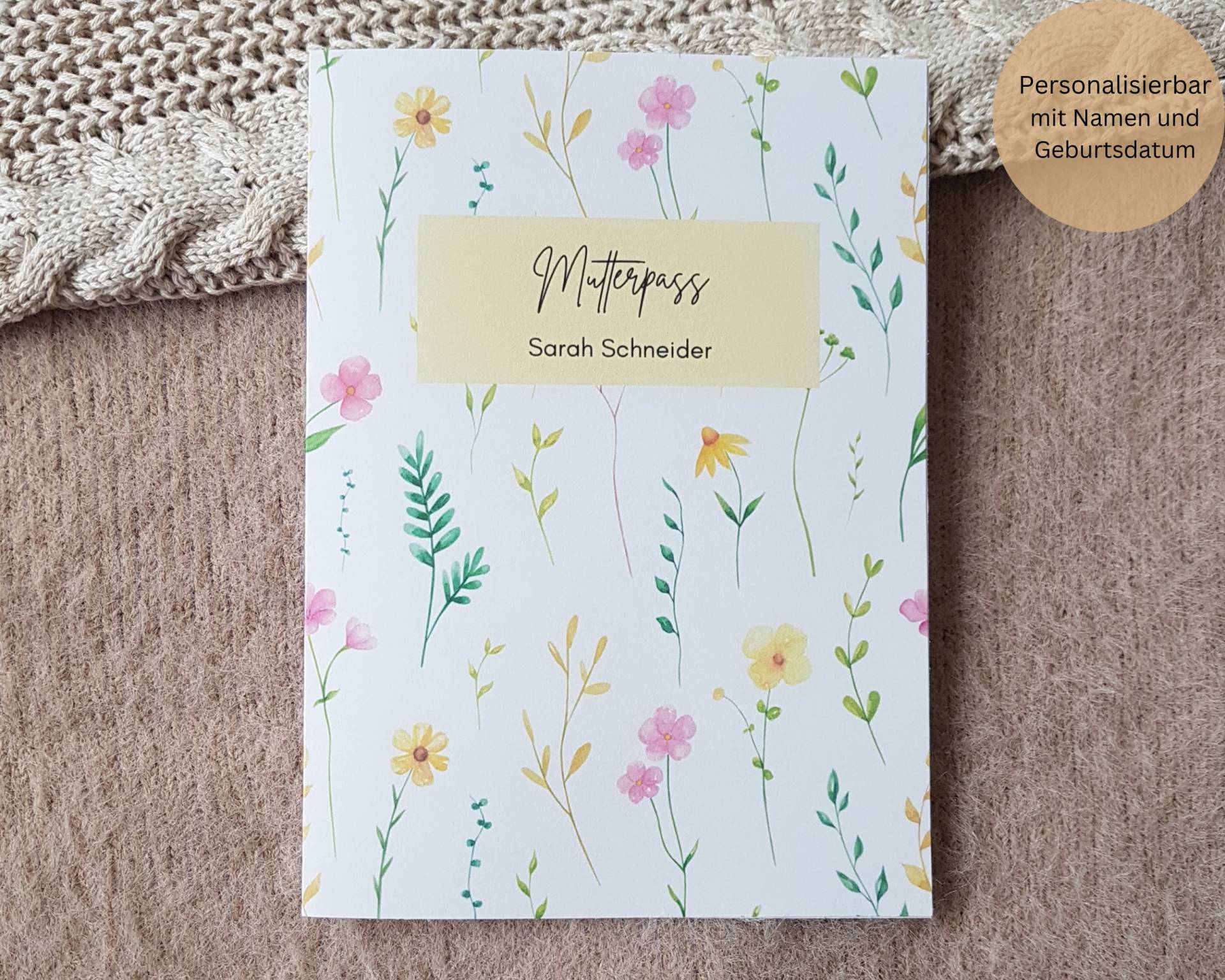 Mutterpasshülle Personalisierbar Mit Fach Und Namen/Hülle Für Den Deutschen Mutterpass Geschenk Schwangerschaft Blumenwiese Floral von MyMarelle