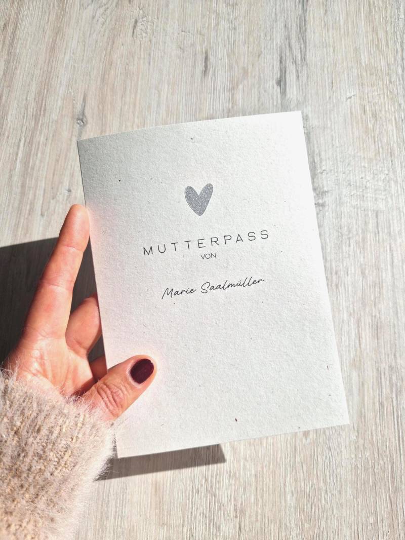 Mutterpasshülle Personalisierbar Mit Namen/Schutzhülle Mutterpass Geschenk Schwangerschaft Herzchen Silbern Minimalistisch Mutterpasshülle Personalisierbar Mit Namen/Schutzhülle Mutterpass Geschenk Schwangerschaft Herzchen Silbern Minimalistisch von MyMarelle