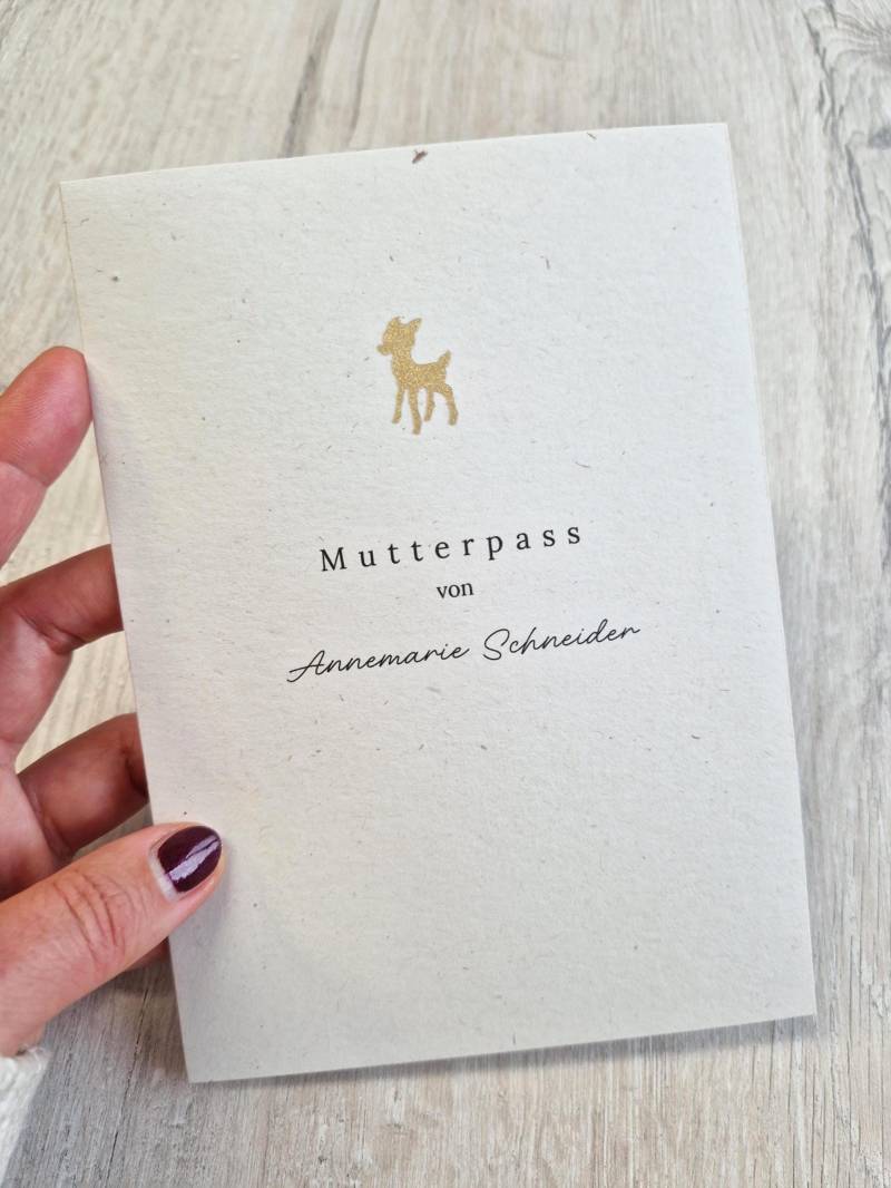 Mutterpasshülle Personalisierbar Mit Namen/Schutzhülle Mutterpass Geschenk Schwangerschaft Rehkitz Golden Minimalistisch Mutterpasshülle Personalisierbar Mit Namen/Schutzhülle Mutterpass Geschenk Schwangerschaft Rehkitz Golden Minimalistisch von MyMarelle