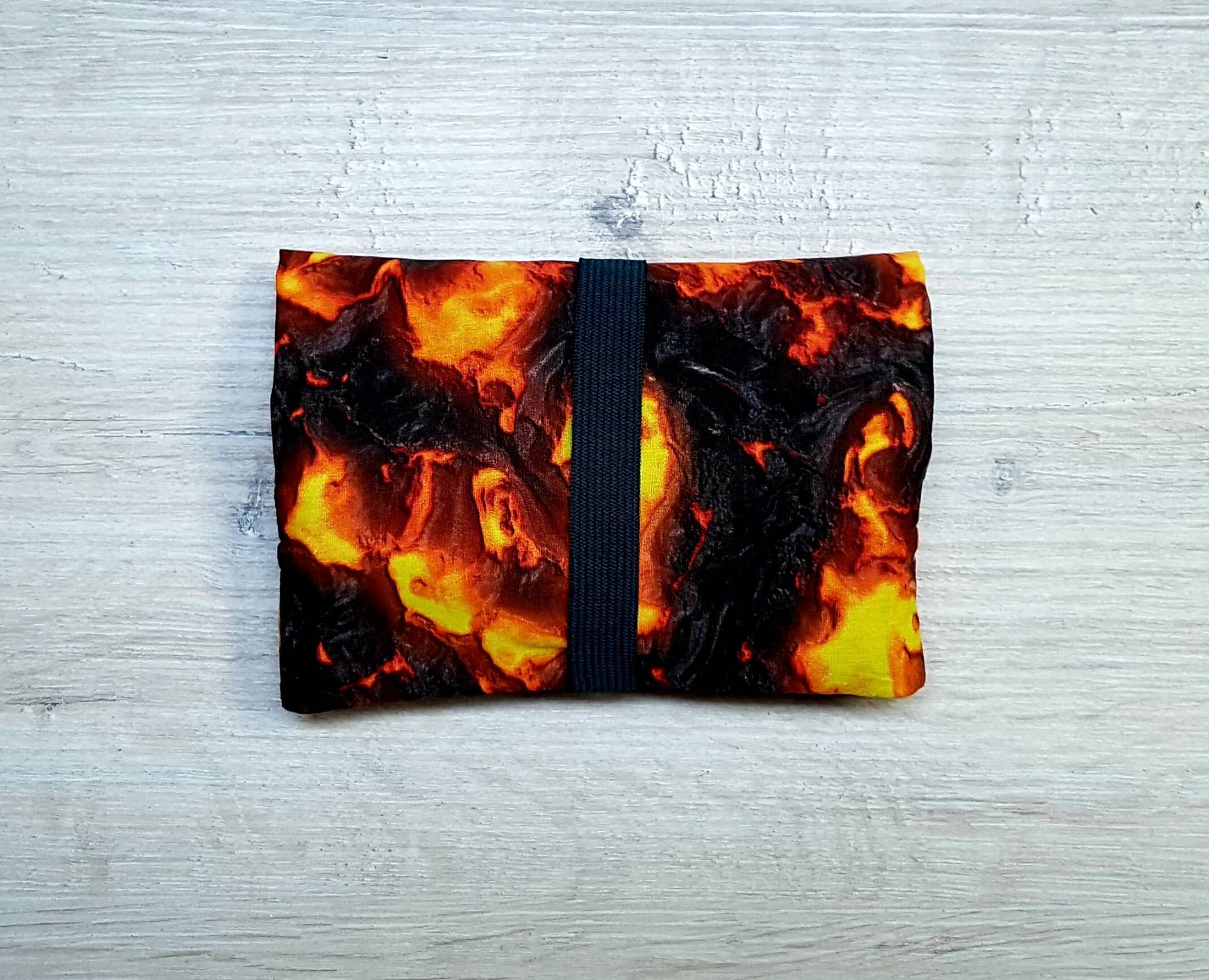 Tabaktäschchen, Tabaktasche, Tabakbeutel, Drehtasche, Drehbeutel, Feuer, Glut, Kohle, Magma, Lava Tabaktäschchen, Tabaktasche, Tabakbeutel, Drehtasche, Drehbeutel, Feuer, Glut, Kohle, Magma, Lava von MyMarelle