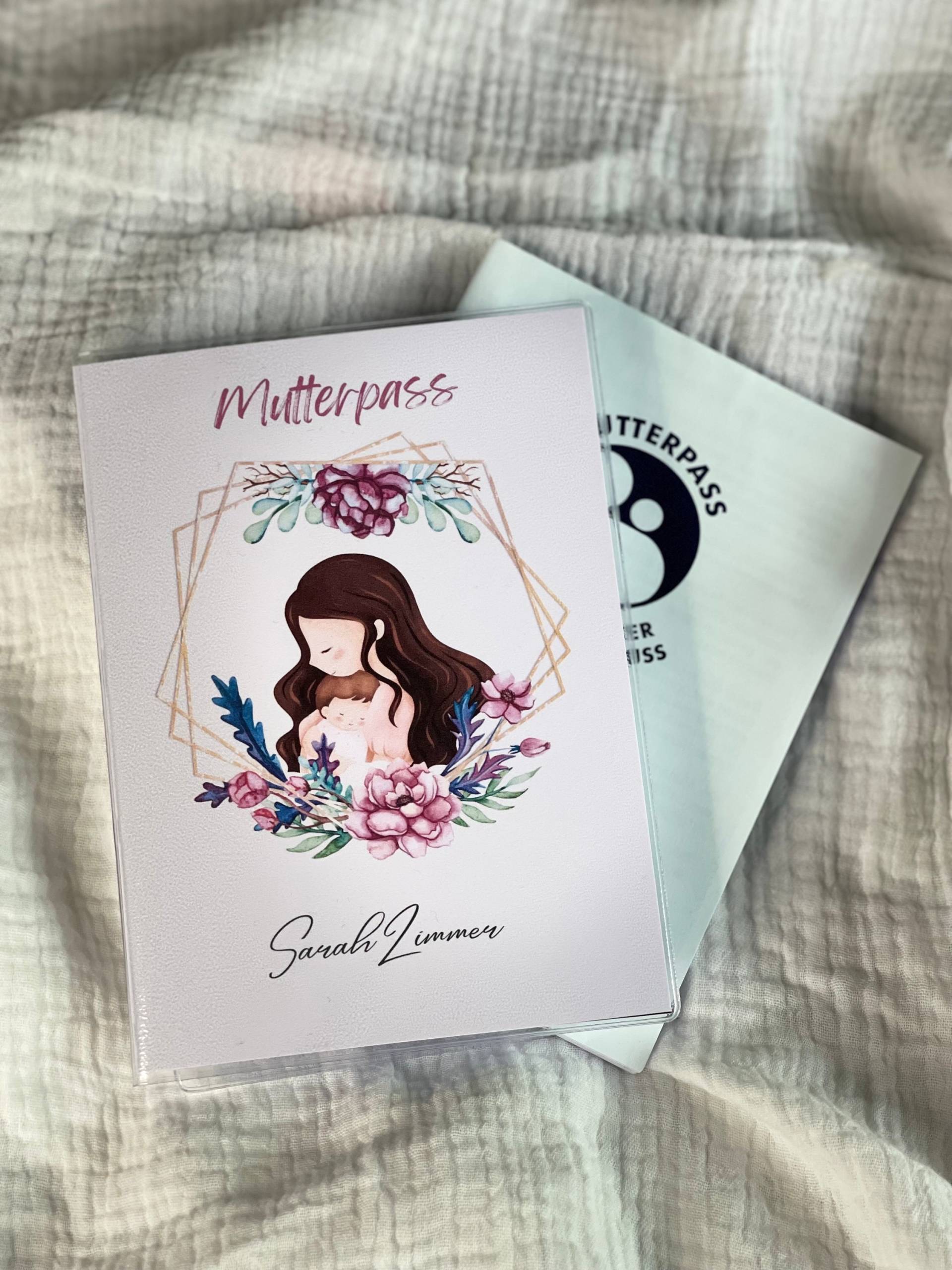 Personalisierbare Mutterpasshülle Stilvoller Schutz Für Deinen Mutterpass | Geschenkidee Zur Schwangerschaft Mutter Mit Baby 2 Personalisierbare Mutterpasshülle Stilvoller Schutz Für Deinen Mutterpass | Geschenkidee Zur Schwangerschaft Mutter Mit Baby 2 von MyMarlineStore