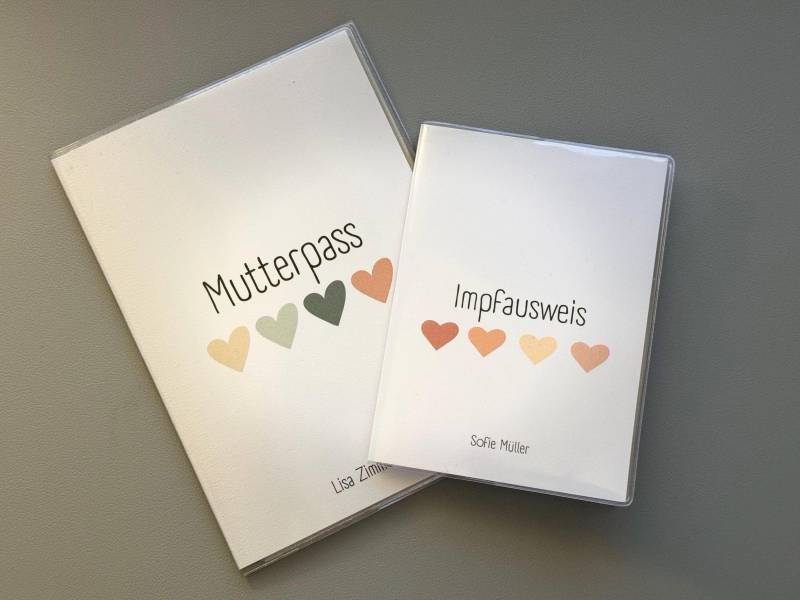 Set - Personalisierbare Mutterpasshülle + Impfausweis Stilvoller Schutz Für Deinen Mutterpass & Impfausweis | Herzen Bunt von MyMarlineStore