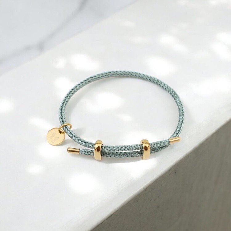 Salbei Grünes Armband Gold I Personalisierbar Mit Buchstaben Anhänger | Trendfarbe Salbeigrün Damen L Charm von MyMelian