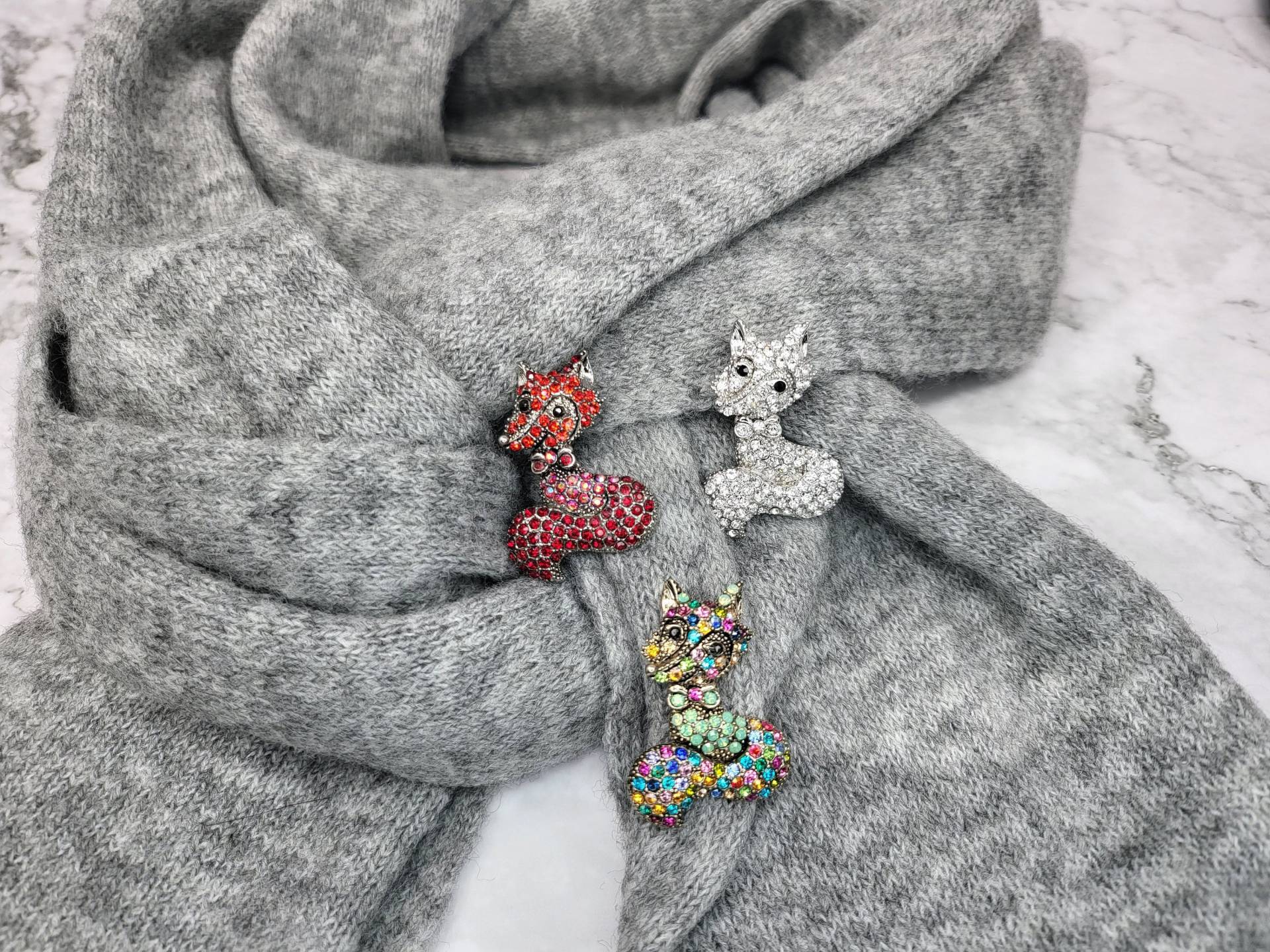 Bunte Fuchs Brosche Strass Verzierung Broschen Kristall Schärpe Schal Pullover - Frauen Accessoire Urlaub Geschenk Broaches Bunte Fuchs Brosche Strass Verzierung Broschen Kristall Schärpe Schal Pullover - Frauen Accessoire Urlaub Geschenk Broaches von MyMemoryClouds