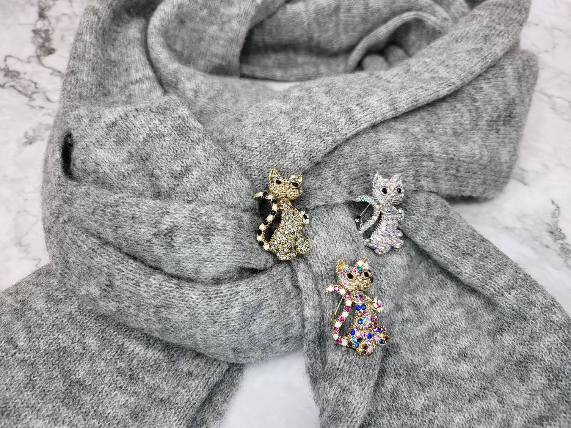 Bunte Kitty Brosche Strass Verzierung Broschen Kristall Schärpe Schal Pullover - Frauen Accessoire Urlaub Geschenk Broaches Bunte Kitty Brosche Strass Verzierung Broschen Kristall Schärpe Schal Pullover - Frauen Accessoire Urlaub Geschenk Broaches von MyMemoryClouds