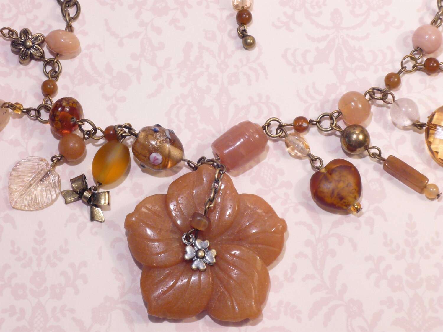Antike Messing, Echte Stein, Perlen & Charms Halskette Antike Messing, Echte Stein, Perlen & Charms Halskette von MyMimziesWhimzies