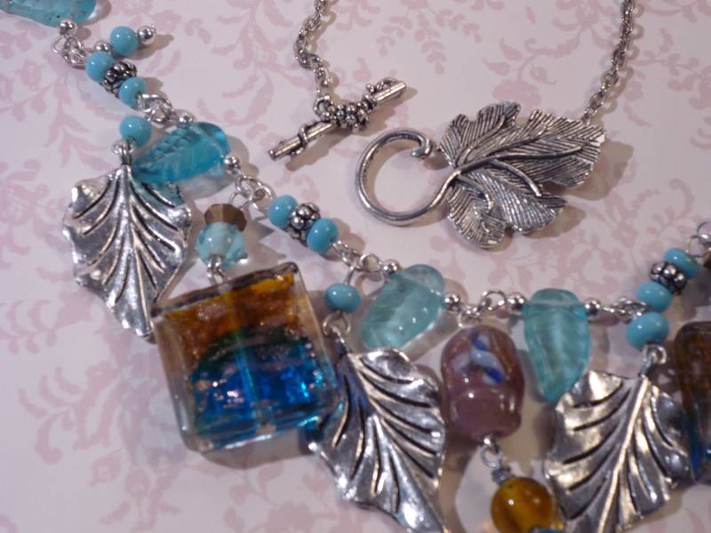 Kette, Türkisglas, Silberfarbene Blatt-Charms & Dichroic Glasquadrate Kette, Türkisglas, Silberfarbene Blatt-Charms & Dichroic Glasquadrate von MyMimziesWhimzies