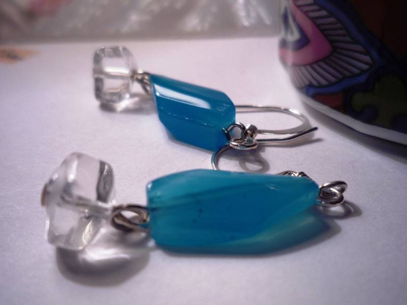 Türkis Glas Ohrhänger Mit Klar Tropfen Türkis Glas Ohrhänger Mit Klar Tropfen von MyMimziesWhimzies