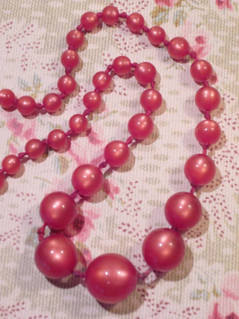 Vintage Rosen-Rote Perlen-Halskette Abgestufte Größen Vintage Rosen-Rote Perlen-Halskette Abgestufte Größen von MyMimziesWhimzies